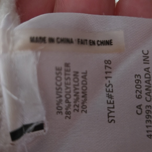 LAURA PETITE white cable knit sweater. Womens estimated M, PTP 23 - Picture 7 of 7